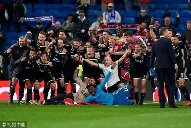 肩负着带领 肩负着带领